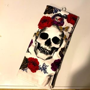 Brand new 2-pc set roses and skulls kitchen towels 💀